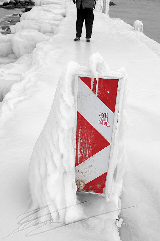 reportage divers glace gel gelé lac léman versoix genève suisse quai tempête froid panneau